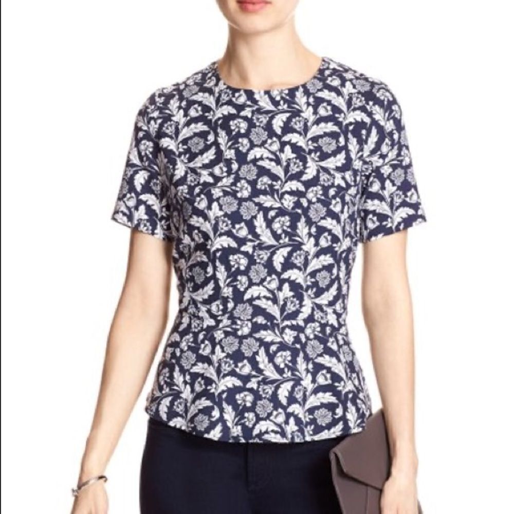 ✨ Banana Republic front twist knot peplum blouse✨